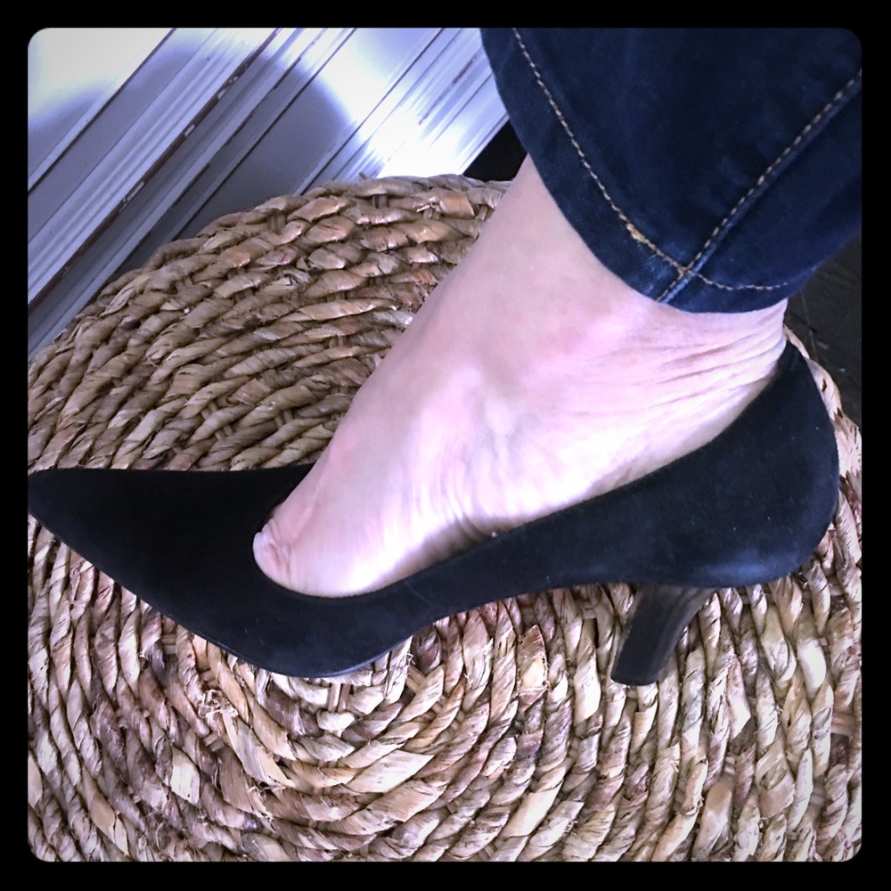 Anne Klein black suede pointy toe pumps heels